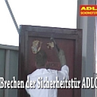 Aufbrechen einer ADLO Sicherheitstüre in der Schweiz Aufbrechen einer ADLO Sicherheitstüre in der Schweiz
