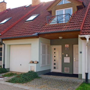 ADLO - Thermo-Au�enraumt�r Aduo, verglast PS552, Einfamilienhaus in einer Reihenhausbebauung